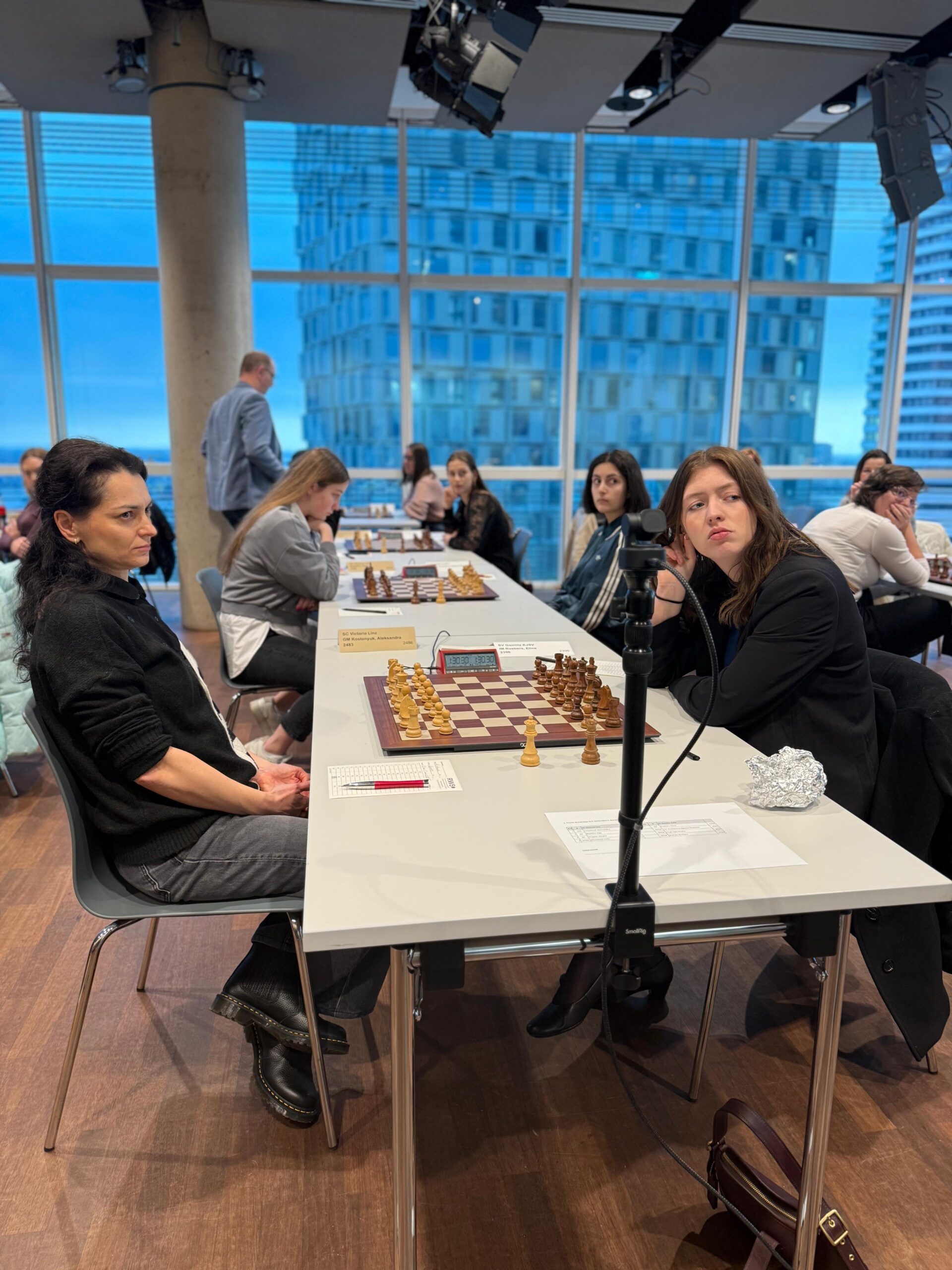 Gemeinsames Schachspielen bei der Vereinsmeisterschaft des KJSV Wien